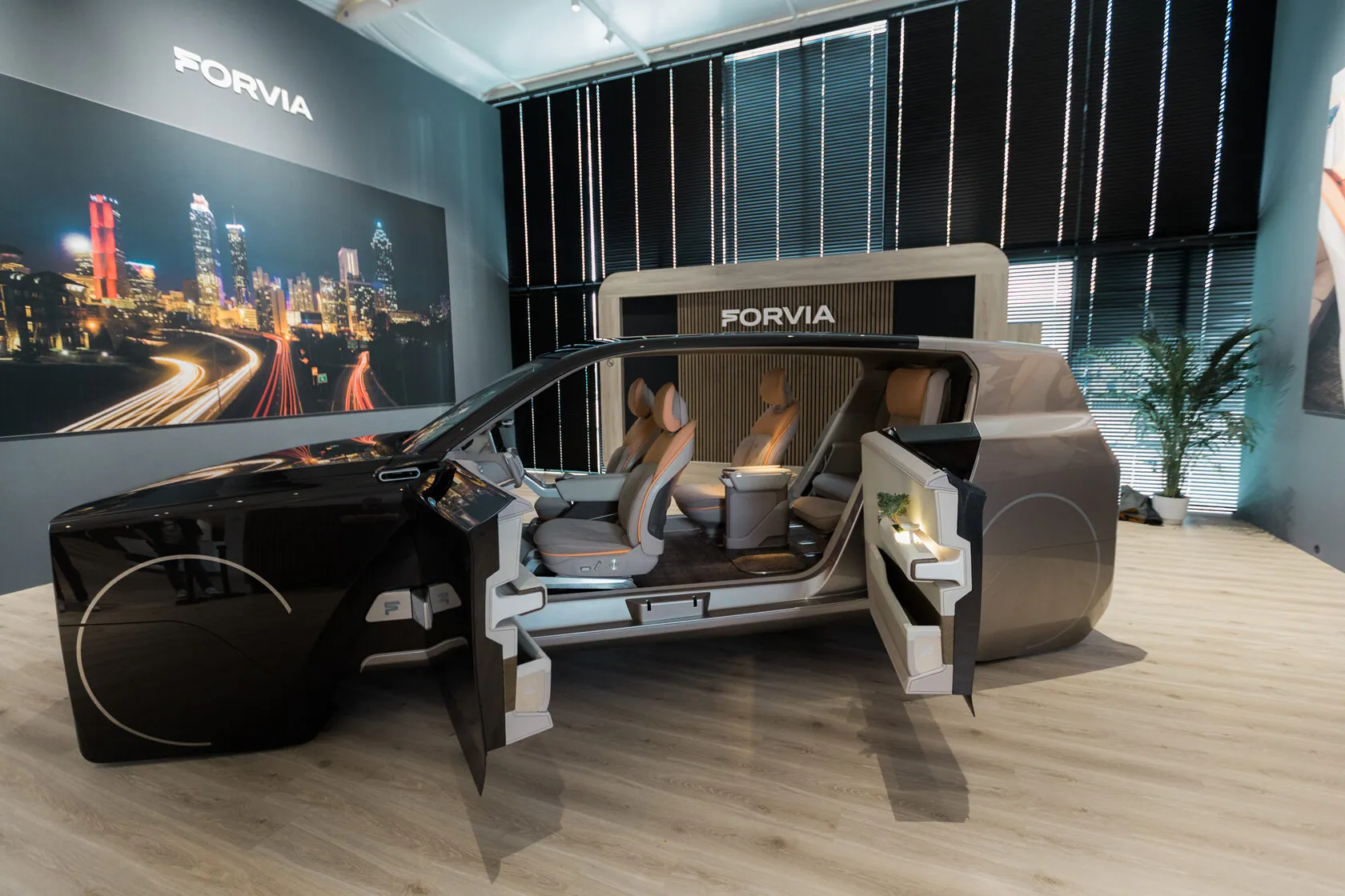 CES 2023 : le concept car ouvert devant le visuel de ville