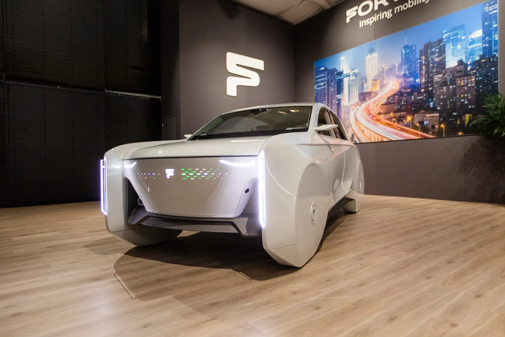 Le concept car devant le visuel de ville